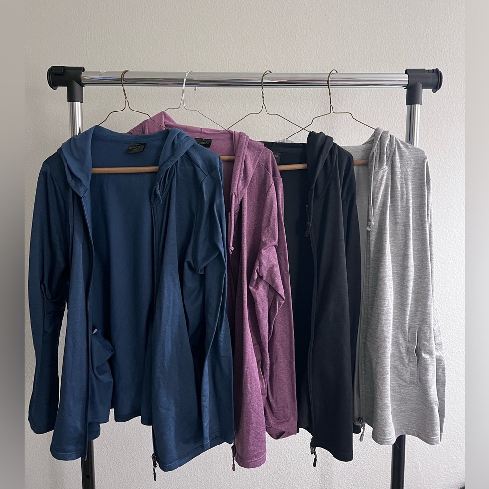 Women’s 4 pack full zip hoodies in size XL (rose pink, light gray, blue & black)